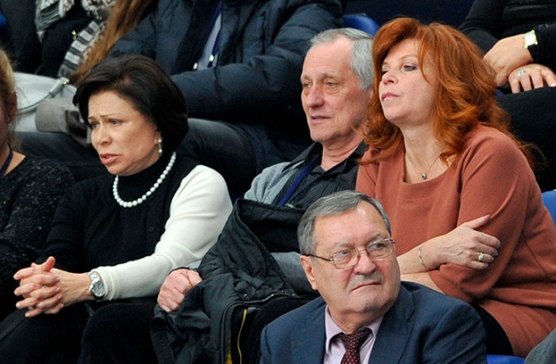Ирина Роднина, Игорь Бобрин и Наталья Бестемьянова. Ирина Роднина, Игорь Бобрин и Наталья Бестемьянова смотрят фигурное катание с трибуны.