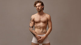 Мужчина стоит в нижнем белье.