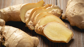 Нарезанный имбирь на столе.