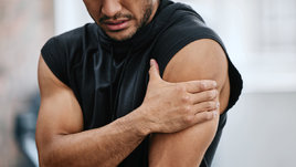 Спазм мышцы у мужчины во время тренировки