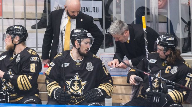 Главный тренер «Адмирала» Леонид Тамбиев с игроками.