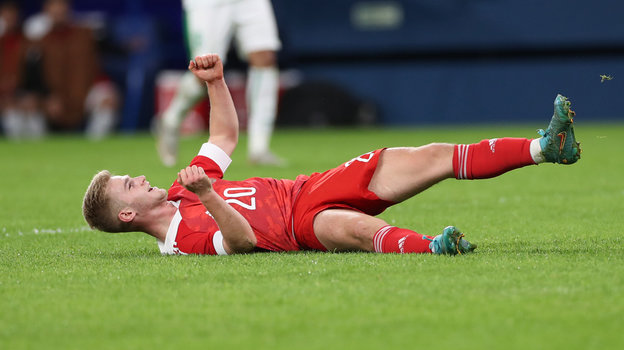 Сергей Пиняев празднует гол в ворота сборной Ирака