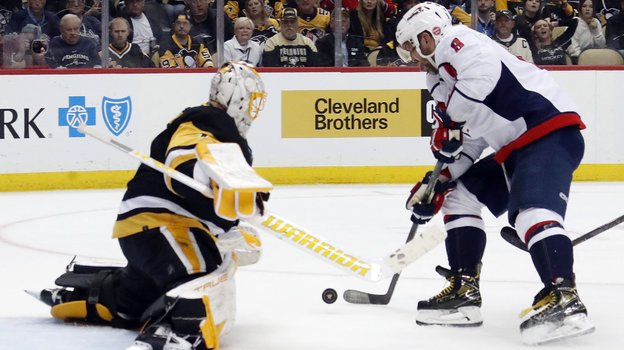 Александр Овечкин против Кейси Десмита в матче «Питтсбург» — «Вашингтон» (4:3).