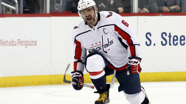 Александр Овечкин празднует свой гол в матче «Питтсбург» — «Вашингтон» (4:3).
