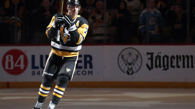 Евгений Малкин благодарит публику после матча «Питтсбург» — «Вашингтон» (4:3).