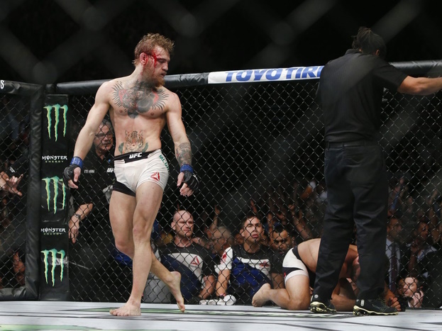 Макгрегор победил Мендеса нокаутом.