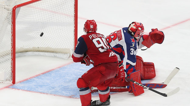 Александр Полунин забрасывает победную шайбу.