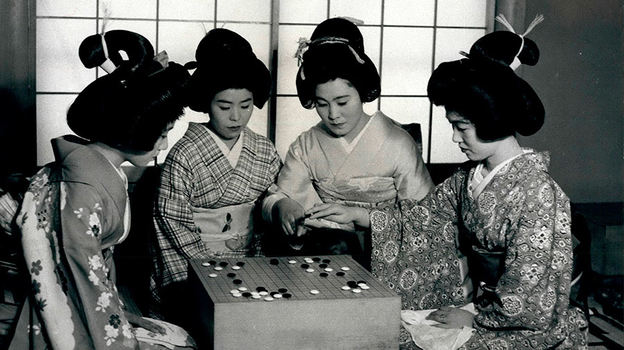 Игра го. Японсике гейши играют в го.