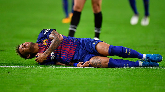 Неймар слегка «переигрывает». Неймар лежит на газоне после столкновения.