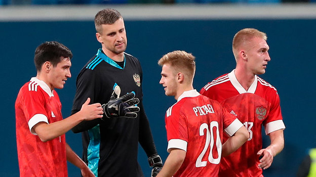 Вячеслав Караваев, Сергей Песьяков, Сергей Пиняев и Даниил Денисов. Футболисты сборной России после матча с Ираком.