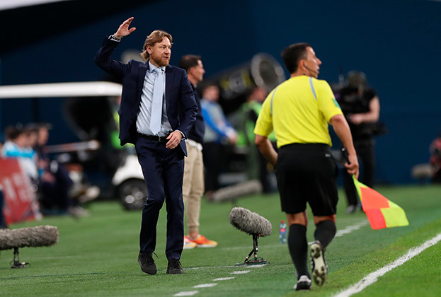 Валерий Карпин в матче с Ираком. Главный тренер сборной России Валерий Карпин.