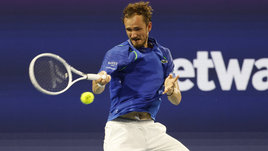 Медведев прекрасен после дождя. Россиянин вышел в четвертьфинал турнира в Майами