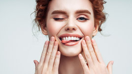 Молодая девушка с красивой белой улыбкой