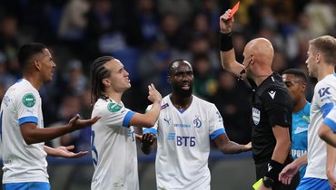 Сергей Карасев показывает красную карточку Муми Нгамале.