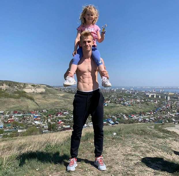 Пиняев с младшей сестрой.