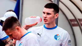 Защитник «Факела» Евгений Морозов.