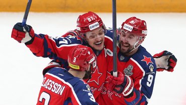 Хоккеисты ЦСКА радуются победе над «Локомотивом».