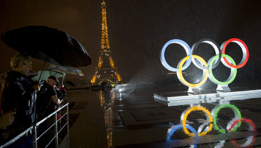 Олимпийские кольца в Париже.