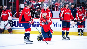 Игроки «Вашингтона» в матче с «Айлендерс».