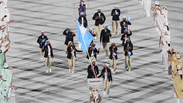 Спортсмены сборной Гватемалы на церемонии открытия Олимпиады-2020