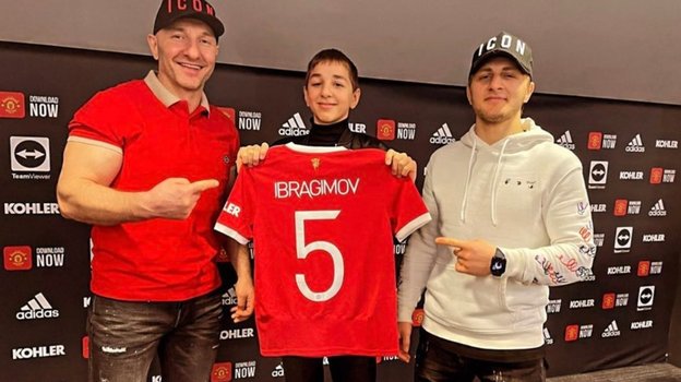 Гази Ибрагимов (в центре).