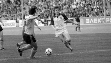 1983 год. В матче с ЦСКА (1:4) Александр Заваров (справа) забил единственный мяч динамовцев, который стал для них 1900-м в чемпионатах СССР.