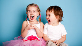 Девочка и мальчик смеются.