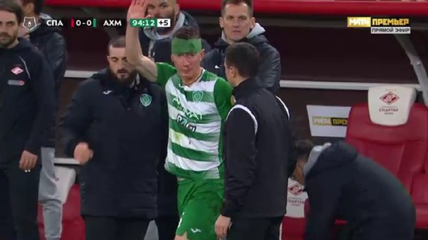 Андрей Семенов с повязкой возвращается на поле.