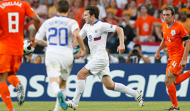 Иван Саенко в матче с Нидерландами на Евро-2008. Иван Саенко в матче с Нидерландами на Евро-2008.