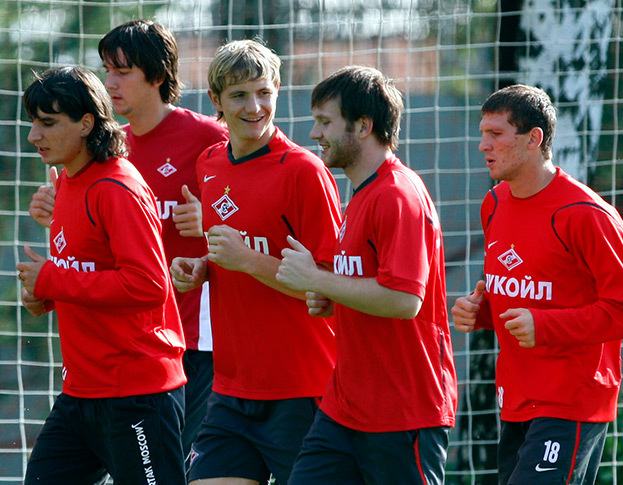 Роман Павлюченко и Иван Саенко (в центре). Роман Павлюченко и Иван Саенко на тренировке «Спартака».