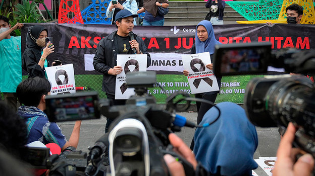 Индонезийские активисты протестуют против отмены турнира. Индонезийские активисты протестуют против отмены турнира.