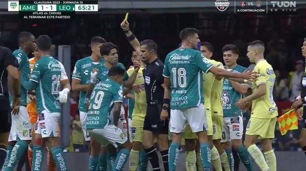 Арбитр ФИФА Фернандо Эрнандес Гомес дает предупреждение.