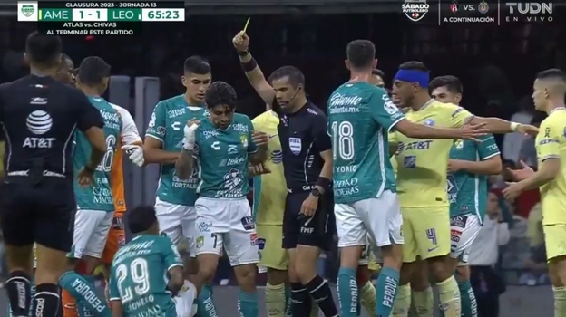 Арбитр ФИФА Фернандо Эрнандес Гомес дает предупреждение.