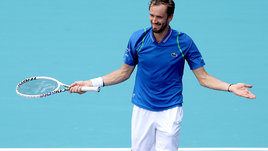 «Все лучше и лучше». Медведев стал королем харда