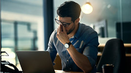 Уставший мужчина работает в ночную смену