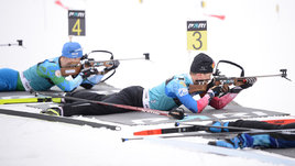 Биатлонисты на огневом рубеже