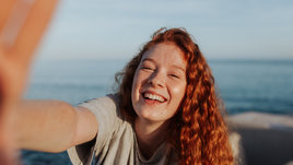 Счастливая девушка.