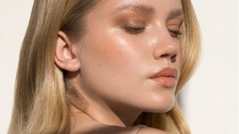 Молодая девушка на солнце с SPF-защитой.