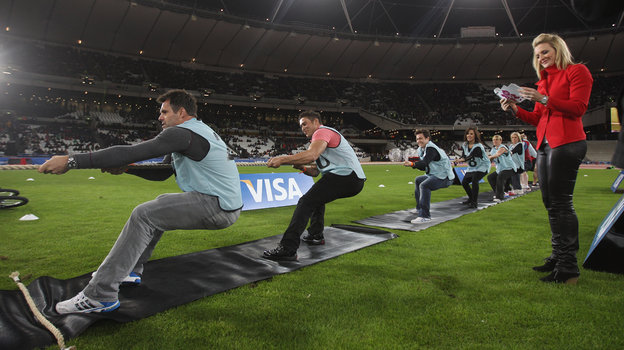 Соревнование по перетягиванию каната на Олимпийском стадионе в Лондоне. Соревнование по перетяниванию каната на Олимпийском стадионе в Лондоне