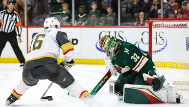 Павел Дорофеев забивает в ворота «Миннесоты».