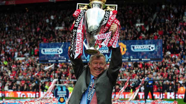 Алекс Фергюсон с трофеем АПЛ.