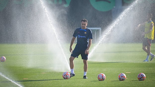 Хави. Главный тренер «Барселоны» Хави.