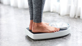 Девушка стоит на весах