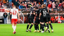 Футболисты «Урала» празднуют гол в ворота «Спартака».