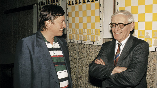 Анатолий Карпов и Михаил Ботвинник. Шахматисты Анатолий Карпов и Михаил Ботвинник.