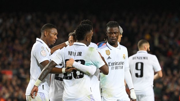 Футболисты «Реала» поздравляют Винисиуса с голом в ворота «Барселоны».
