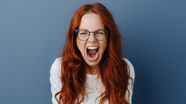 Девушка громко кричит