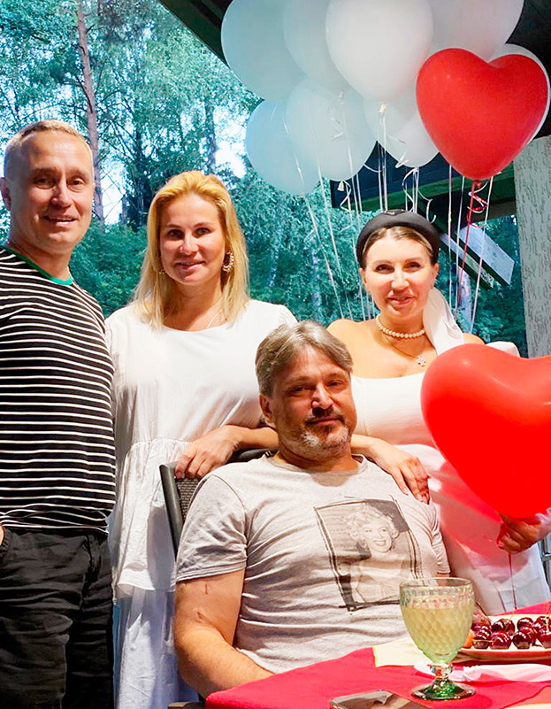 Александр Маньяков и Вадим Евсеев с женами на празднике.