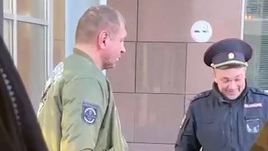 «Александр раскаивается и приносит извинения». Емельяненко справил нужду в аэропорту — в неположенном месте