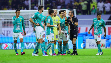 Игроки «Лиона» спорят с судьей матча Фернандо Эрнандес Гомесом